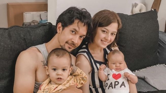 Kimberly Ryder beserta suami dan anak-anaknya. (Dok. Instagram)