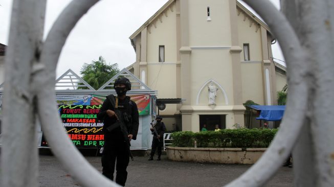 Anggota Brimob Polda Sulsel berjaga di depan Gereja Katedral Makassar, Sulawesi Selatan, Rabu (31/3/2021). ANTARA FOTO/Arnas Padda