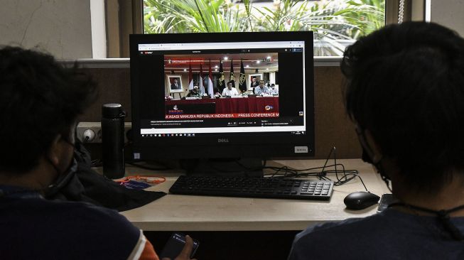 Sejumlah jurnalis mengamati layar komputer saat berlangsungnya konferensi pers dari Kementerian Hukum dan HAM terkait kepengurusan partai Demokrat yang digelar secara virtual di Jakarta, Rabu (31/3/2021). [ANTARA FOTO