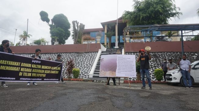 Aksi KOMPAK memperingati tiga tahun kasus tumpahan minyak di Teluk Balikpapan, Rabu (31/3/2021). [Dok. KOMPAK]