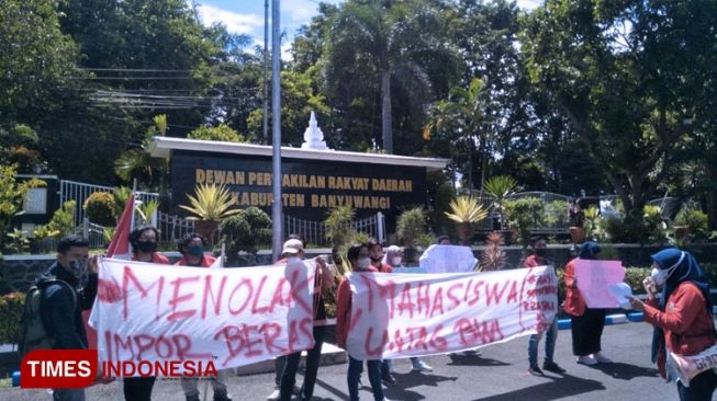 Tolak Rencana Impor Beras, Mahasiswa Banyuwangi Demo di Depan Gedung DPRD