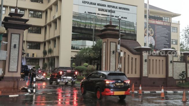 Suasana di depan gedung Mabes Polri, Jakarta, Rabu (31/3).  [Suara.com/Oke Atmaja]