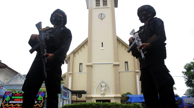 Anggota Brimob Polda Sulsel berjaga di depan Gereja Katedral Makassar, Sulawesi Selatan, Rabu (31/3/2021). ANTARA FOTO/Arnas Padda