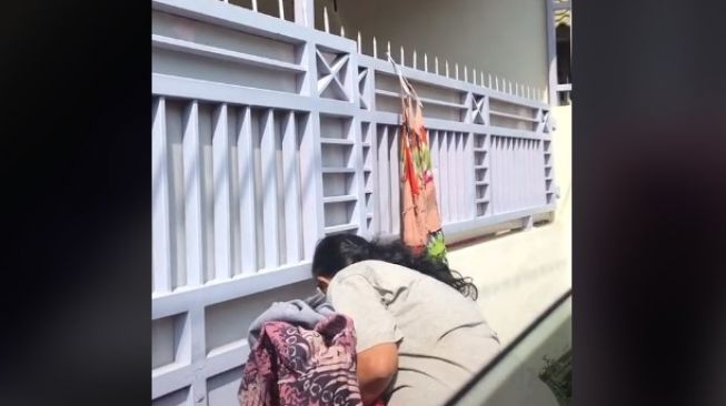 Warganet datang ke rumah jarang ditempati, kaget lihat ulah Bu RT. (TikTok/@ardanbayi)