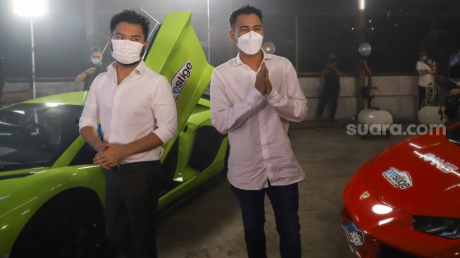 Artis dan Chairman Rans Cilegon FC, Raffi Ahmad (kanan) ditemani Presiden Direktur Prestige Motorcars Rudy Salim (kiri), ketika datang saat peluncuran tim Rans Cilegon FC di Jakarta Utara, Rabu (31/3/2021). [Suara.com/Alfian Winanto]