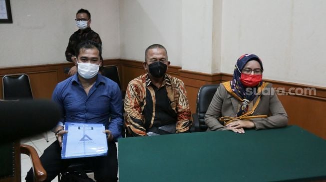 Tim kuasa hukum Amalia Fujiawati, istri siri Bambang Pamungkas saat sidang gugatan di Pengadilan Agama Jakarta Selatan, Rabu (31/3/2021). [Suara.com/Alfian Winanto]