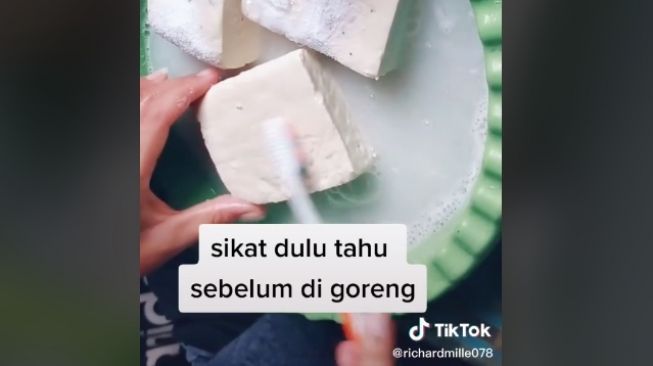 Tips membersihkan tahu diprotes warganet (tiktok.com/@richardmille078)