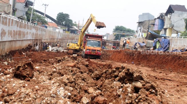 Pekerja menyelesaikan proyek Underpass Cibitung, Kecamatan Cibitung, Kabupaten Bekasi, Rabu (31/03/21).  [Suara.com/Dian Latifah]