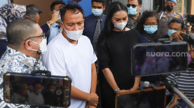 Pasangan artis Vicky Prasetyo dan Kalina Oktarani saat menyambangi Polres Metro Jakarta Pusat, Rabu (31/3/2021). [Suara.com/Alfian Winanto]