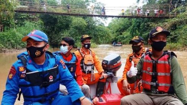 Diduga Hanyut di Sungai Sragi, Korban Masih Belum Ditemukan