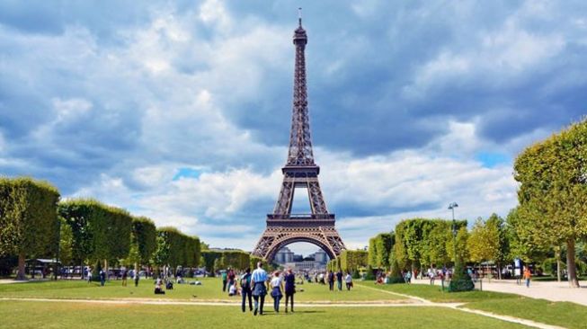 Sejarah: 31 Maret, Peresmian Eifel dan Penentuan Garis Khatulistiwa