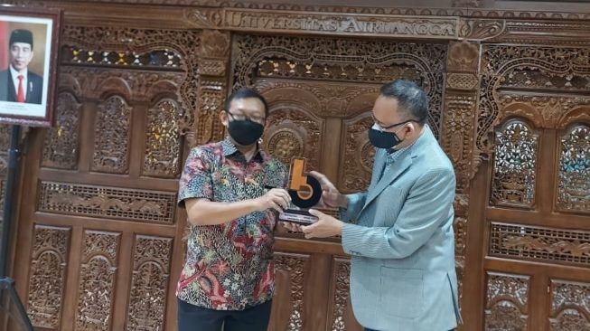 Beritajatim.com Beri Award UNAIR Sebagai Kampus Terdepan Tangani Covid-19