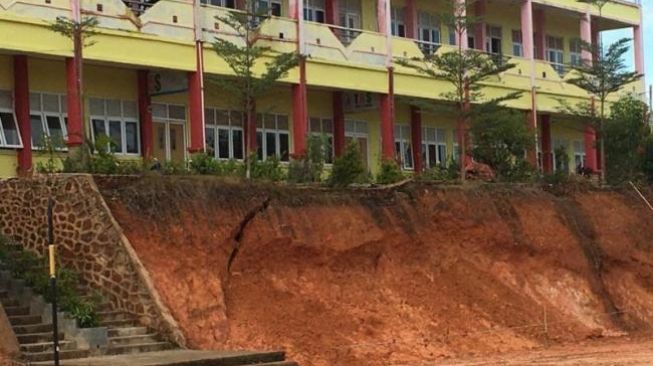 Hujan Terus Mengguyur, SMAN 21 Batam Terancam Longsor