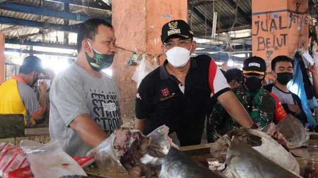 Wali Kota Cilegon Helldy Agustian (tengah) saat melakukan kunjungan dan berdialog dengan pedagang pasar di Cilegon. [Foto: Instagram helldy.agustian/capture]