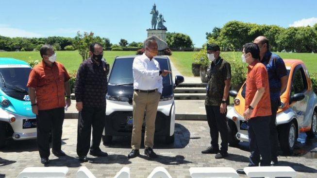 Mobil listrik untuk kawasan wisata Nusa Dua Bali, diresmikan Menperin bersama Toyota Indonesia dan Menparekraf serta tokoh Bali [Kemenperin via ANTARA].