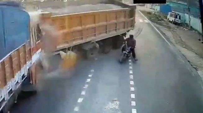 Aksi Ceroboh Pemotor Asal Menyeberang Berujung Petaka, 2 Truk Adu Banteng