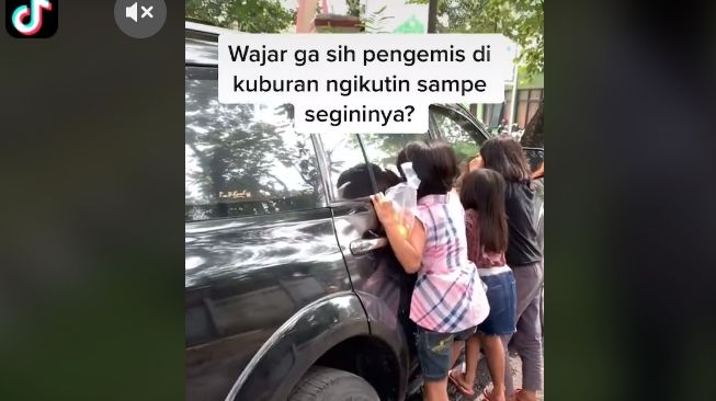 Pengamen beraksi di kuburan (tiktok.com/@dimasnabawii)