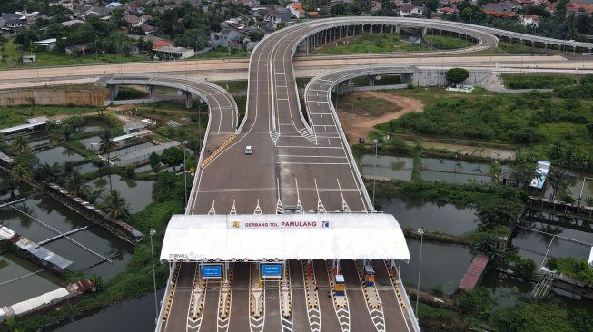 Foto udara memperlihatkan Gerbang Tol Pamulang jalan tol Serpong Cinere di Pamulang, Tangerang Selatan, Banten, Kamis (1/4/2021).  ANTARA FOTO/Muhammad Iqbal
