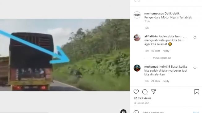 Nyaris Ditabrak Truk, Pengendara Sepeda Motor Ini Pilih Lewat Semak-semak