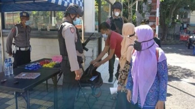 Mapolres Jembrana dijaga ketat karena serangan teroris perempuan berjilbab Zakiah Aini di Mabes Polri. (Beritabali)