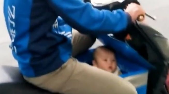 Terenyuh! Viral Kurir Naik Motor Bawa Bayi, Hujan Panas Dilalui Bersama