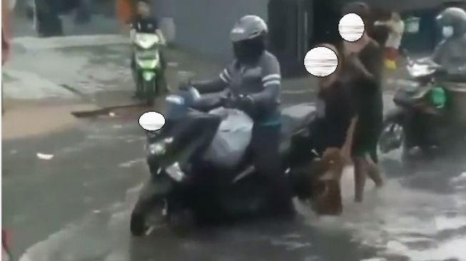 Waspada Cara Licik Jasa Dorong Motor untuk Terjang Banjir, Cek Bagian Ini