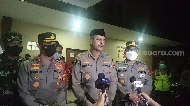 Wakil Kepala RS Polri Kombes Umar Shahab memberikan keterangan pers terkait hasil otopsi Zakiah Aini, penyerang Mabes Polri, Kamis (1/4/2021) dini hari. [Suara.com/Fakhri Fuadi Muflih]