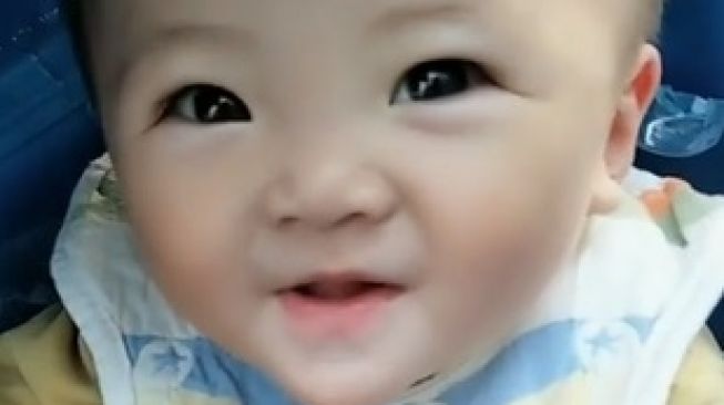 Kurir Bawa Anak Dalam Box (YouTube/South China Morning Post)