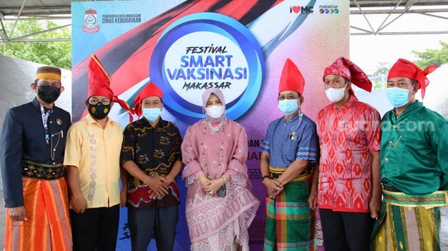 Wakil Wali Kota Makassar Fatmawati Rusdi memakai baju adat bersama peserta vaksinasi Covid-19 merayakan hari kebudayaan, Kamis 1 April 2021 / [SuaraSulsel.id / Istimewa]