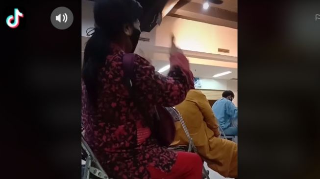 Aksi mengharukan seorang ibu beri dukungan untuk anaknya saat lomba (tiktok.com/@pandunataa)