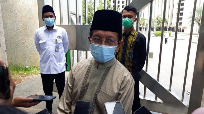 Imam Besar Masjid Istiqlal, Nasaruddin Umar meninjau pelaksanaan ibadah Jumat Agung umat kristiani dalam rangakaian perayaan Paskah di Gereja Katedral, Jumat (2/4/2021). [Suara.com/Welly]