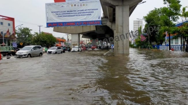 Dampak Hujan Badai di Kota Makassar, Banjir di Jalan Raya Sampai Paha