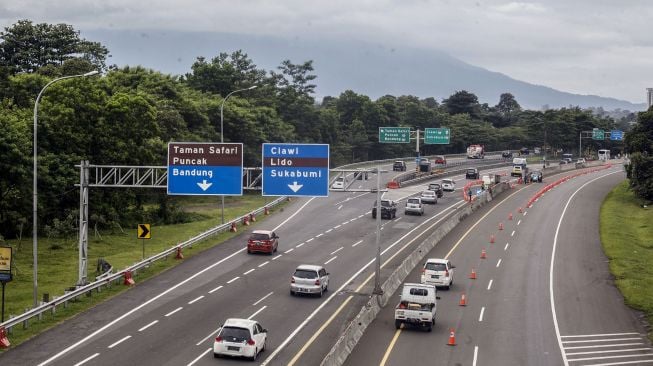 Kendaraan melintas di Jalan Tol Jagorawi menuju kawasan wisata Puncak, Kabupaten Bogor, Jawa Barat, Jumat (2/4/2021).  ANTARA FOTO/Yulius Satria Wijaya