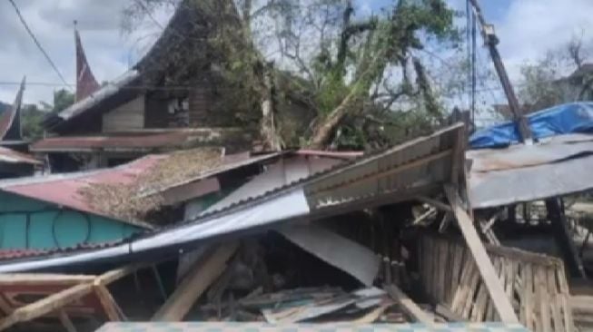 60 Unit Rumah Warga Pesisir Selatan Rusak Parah Diterjang Angin Badai