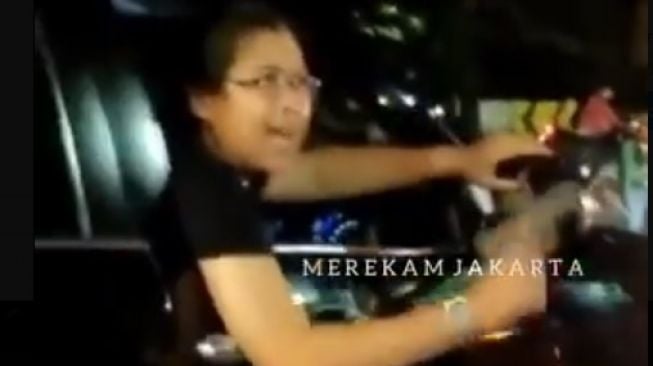 Pengendara Mobil Acungkan Pistol Usai Tabrak Pemotor: Bukan Salah Gue!