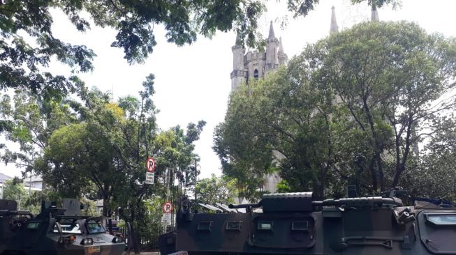 Ibadah Jumat Agung, Gerbang Gereja Katedral Dijaga Kendaraan Tempur TNI