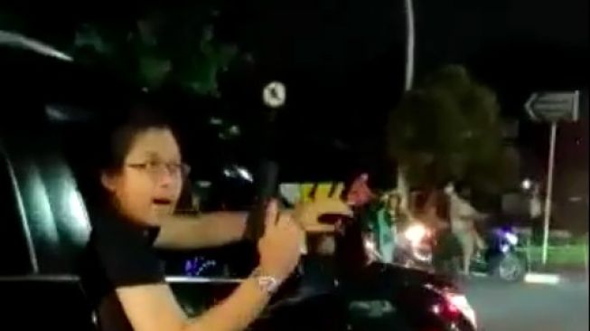 Viral video pengendara Fortuner todongkan senjata di kawasan Duren Sawit, Jaktim. (Instagram)