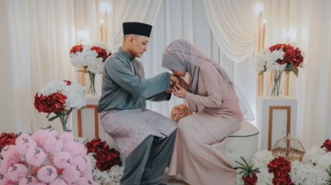 Berpisah 10 Tahun, Wanita ini Rujuk dengan Mantan Meski Sudah Punya Kekasih (TikTok/arnieyusoff)