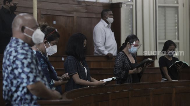 Umat kristiani mengikuti ibadah misa Jumat Agung rangkaian hari raya Paskah di Gereja Immanuel, Jakarta, Jumat (2/4/2021). [Suara.com/Angga Budhiyanto]