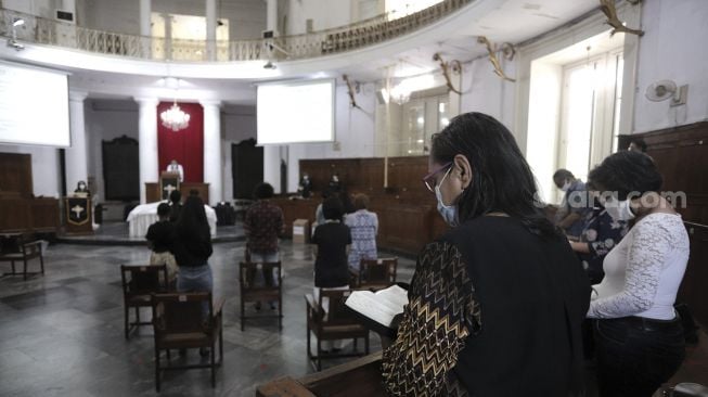 Umat kristiani mengikuti ibadah misa Jumat Agung rangkaian hari raya Paskah di Gereja Immanuel, Jakarta, Jumat (2/4/2021). [Suara.com/Angga Budhiyanto]