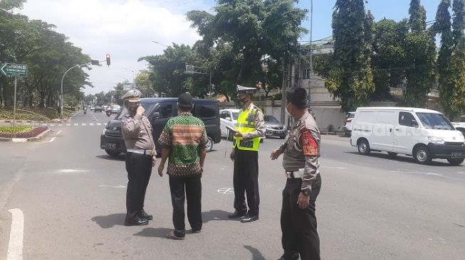 Polisi saat melakukan olah TKP kasus sopir Fortuner todongkan pistol di Duren Sawit, Jakarta Timur. (Suara.com/Yaumal)