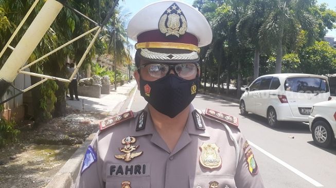 Kasubdit Gakkum Ditlantas Polda Metro Jaya, AKBP Fahri Siregar saat melakukan olah TKP kasus sopir Fortuner todongkan pistol di Duren Sawit, Jakarta Timur. (Suara.com/Yaumal)