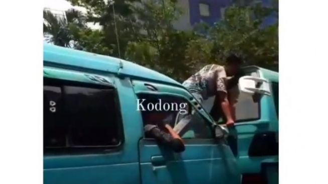 Antimainstream! Cara Pria Dorong Mobil Mogok Ini Jadi Sorotan