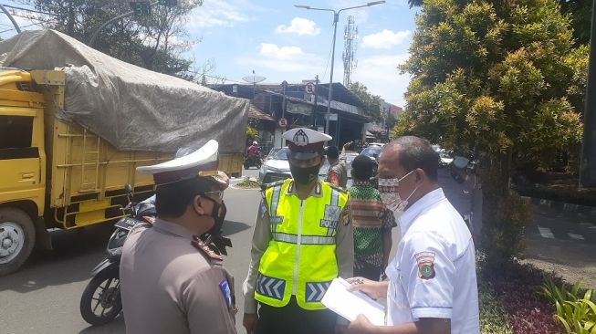 Pengemudi Fortuner Acungkan Pistol ke Warga Duren Sawit, Polisi Olah TKP