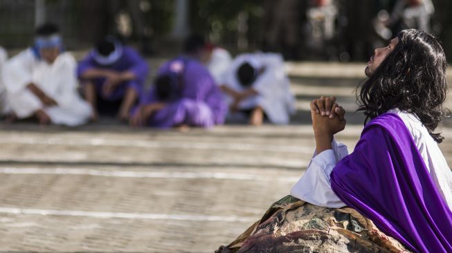 Sejumlah Orang Muda Katolik melaksanakan prosesi Tablo Jalan Salib di Gereja Santo Paulus, Kota Pekanbaru, Provinsi Riau, Jumat (2/4/2021). ANTARA FOTO 
