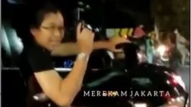 Seorang pengemudi Fortuner todong pistol ke pemotor di Jalan Baladewa Jakarta Timur. Pengemudi Fortuner acungkan pistol sambil ngamuk. (@MerekamJakarta)