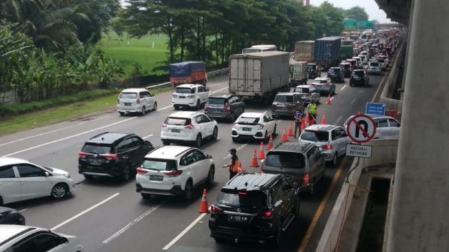 Sejumlah kendaraan nampak melintasi jalur Contraflow di Jalan Tol Jakarta-Cikampek.[Dok/Jasa Marga]