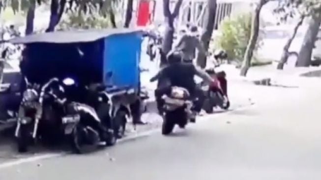 Viral Rekaman CCTV Pemuda Dijambret saat Lagi Asyik Ngopi di Starling