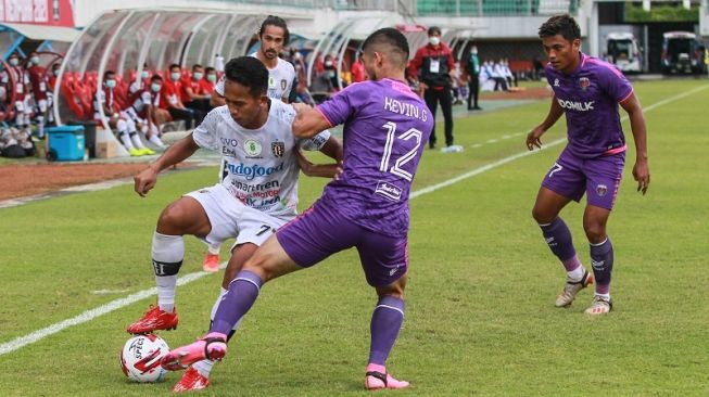 Suasana laga Piala Menpora 2021 antara Persita Tangerang vs Bali United di Stadion Maguwoharjo, Sleman, Jumat (2/4/2021). [ANTARA FOTO/Hendra Nurdiyansyah]