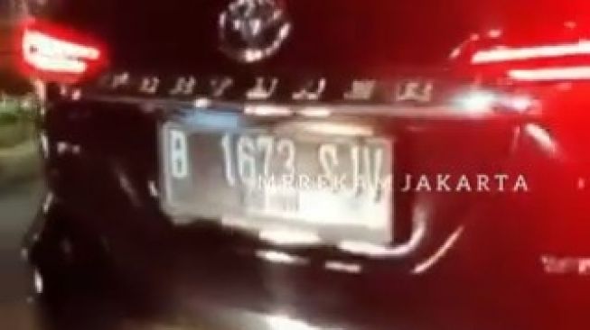 Seorang pengemudi Fortuner todong pistol ke pemotor di Jalan Baladewa Jakarta Timur. Pengemudi Fortuner acungkan pistol sambil ngamuk. (@MerekamJakarta)